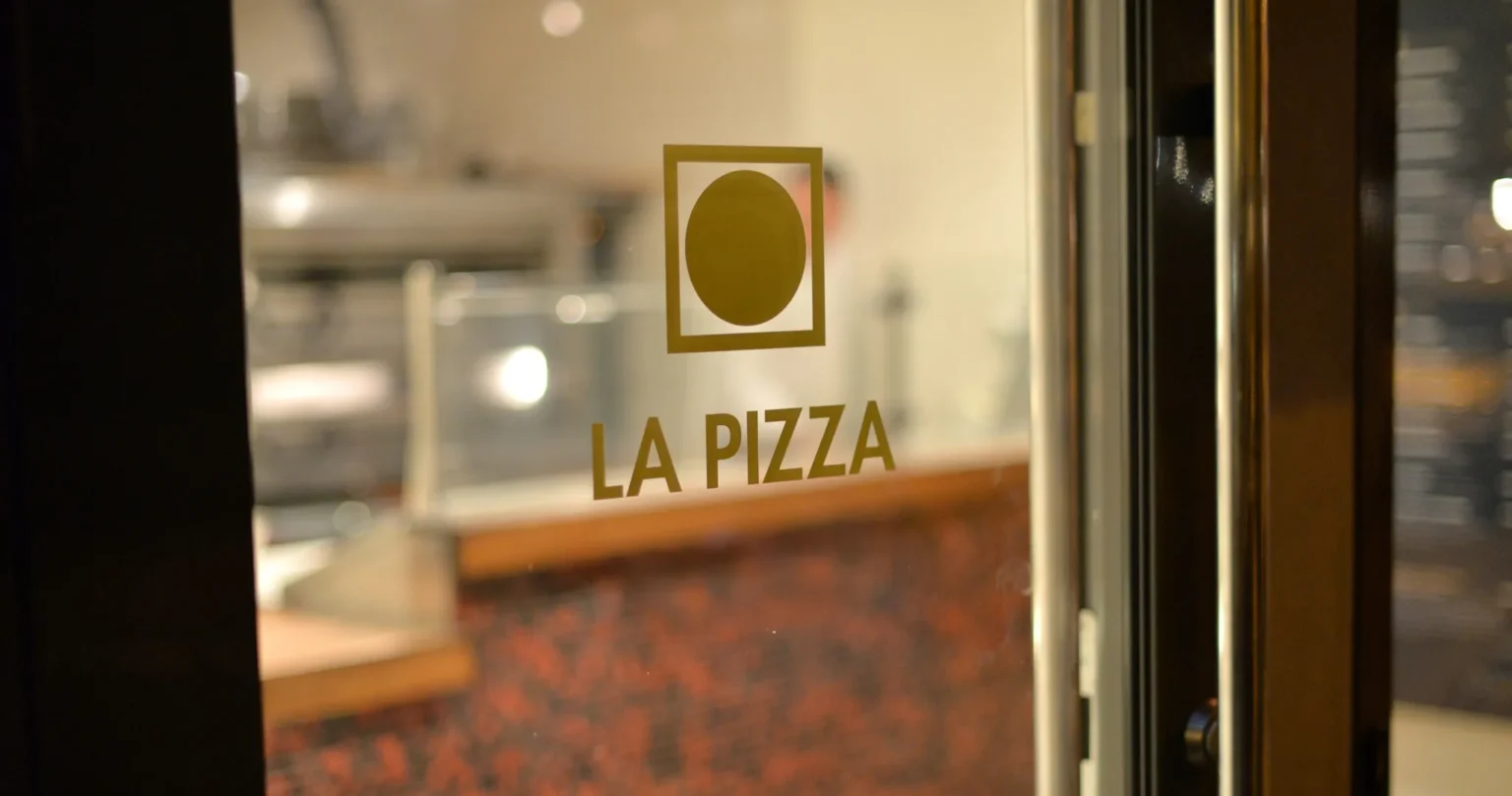 La pizza laröd dörr